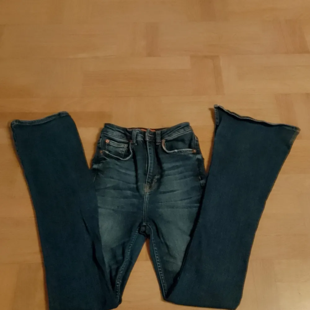 Supersöta mid rise bootcut jeans i bra skick! Säljer de eftersom byxorna är för små.  Nypris: 1499:-. Jeans & Byxor.