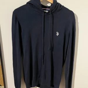 Stickad hoodie - Säljer denna asfeta stickade tröjan i storlek S. Skick 9/10