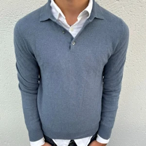 Fin tröja från Massimo dutti  - En tröja i helt perfekt skick. Fin blå färg, som ny.  M men passar bäst på en S. 