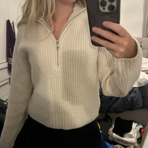 Stickad tröja med dragkedja  - Jätte gosig tröja ifrån hm, bra skick men finns tecken på användning❤️