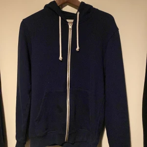 Pier one zip hoddie - Säljer nu denna tvärfeta zip hoddie från pier one som jag växt ut . Liten i storleken 