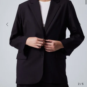 Oversize kavaj - Säljer mig perfekta oversize kavaj från Weekday då den inte används så mycket. Välskött och bra kvalite!! Storlek 34 men passar mig som har 36 och är frf oversized. Nypris 750!