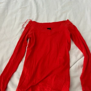 Röd långärmad topp från Gina Tricot - Säljer en snygg röd långärmad topp från Gina Tricot. Väldigt bra skick!
