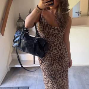 En leopard klänning från zara, helt oanvänd med lappen kvar!!! Köpt för 500kr  i storlek M men passar de som bär S. Har ej mer bilder!!!!! (Klänningen fanns bara i S, M, L)