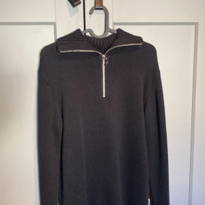 Stickad tröja med liten dragkedja.  - Kommer inte till användning längre. Skick 8/10. 