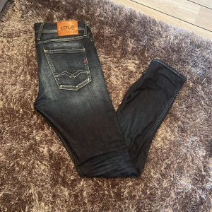 Replay ANBASS slim jeans  - Storlek 33/34  Bra skick inte använt dom särskilt mycket, säljer dom eftersom jag har slutat använda dom. Om ni har några frågor är det bara att höra av sig Ny pris:1800