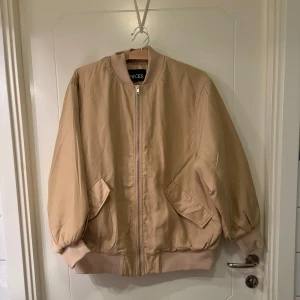 Helt ny bomberjacka - Oanvänd (men mast provad) fin bomberjacka från Pieces. Jag har för många jackor och måste rensa😅  Nypris 799 kr.