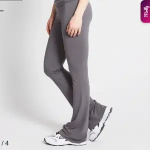 Folded flare pants från lager 157 i färgen grå och storlek xs 