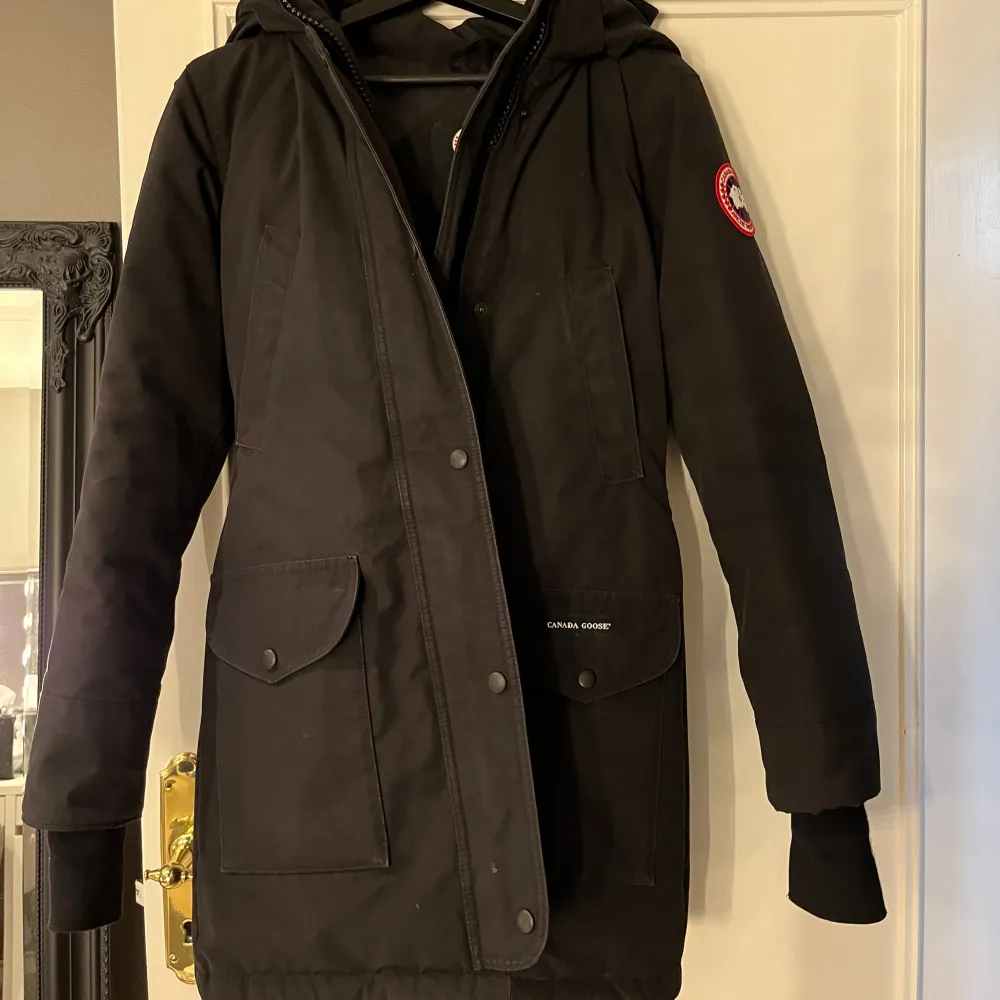 Säljer min fina canada gosse jacka då jag köpt en annan, den är sjukt varm och bekväm. Modell parka! Den ger fina former och är lång och skön! Det finns en äkta päls till den som är avtagbar med dragkedja. Jackor.