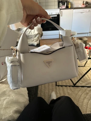 Äkta guess väska - En helt ny och oanvänd guess väska.
