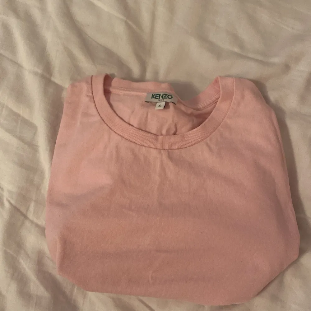 Snygg hel oanvänd, orsak” använder inte. Den är rosa och är i storlek S det är i märket kenzo💝💓 Säljer för 150kr💞. T-shirts.