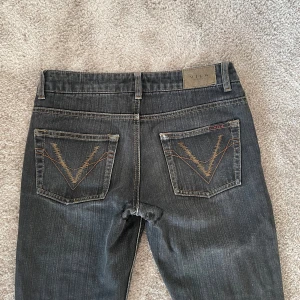 Lågmidjade  jeans - Raka/bootcut i modellen, lagning mellan benen som dock inte alls syns när dom på🫶🫶grå/svarta i färjen💕