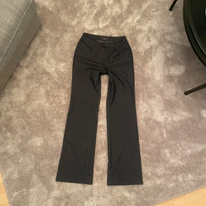 Gråa Lågmidjade kostymbyxor - Från Filippa K, mörkgråa i färjen och i super bra skick🫶🫶