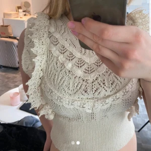 Zara tröja - Virkad tröja från zara med volanger. Inga defekter och bara använd några få gånger.
