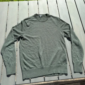 Uniqlo tröja Merino - Snygg tröja från Uniqlo i merinoull 👀| Storlek S men passar XS | Mörkgrön | knappt använd
