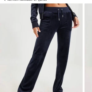 Juicy couture byxor blåa - Säljer mina jätte sköna och snygga juicy byxor eftersom dom inye längre kommer till användning💕storlek S inte använda så mycket