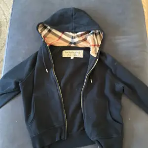 Jag säljer min burberry tröja då jag vuxit ur den och inte kommer till andvänding längre:( Den är i storlek M men rätt så liten i storleken pris kan diskuteras 