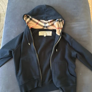 Burberry tröja - Jag säljer min burberry tröja då jag vuxit ur den och inte kommer till andvänding längre:( Den är i storlek M men rätt så liten i storleken pris kan diskuteras 