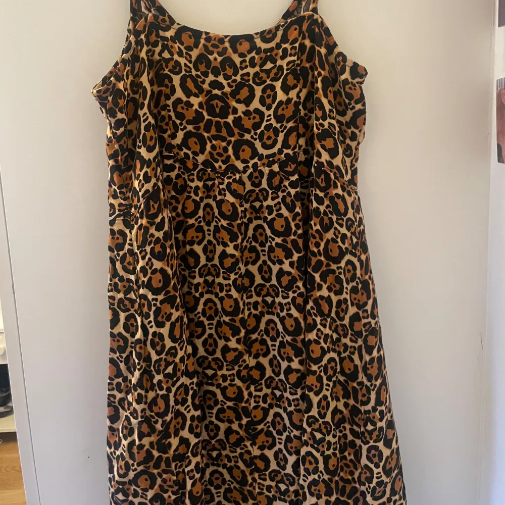 Säljer en supercool leopardmönstrad klänning från H&M. Den har en dragkedja framtill och är ärmlös, vilket gör den perfekt för en fest eller en utekväll. Klänningen är i storlek 38 och har en normal passform. Materialet känns lätt och bekvämt, perfekt för att dansa hela natten! 🐆✨. Klänningar.