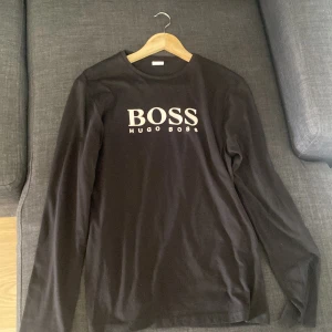 Långarmad tröja Hugo boss - Hej  Jag säljer en Hugo boss långarmad tröja. Använt 3 gånger ungefär 