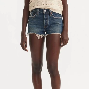 Helt nya levi’s shorts model 501❤️ - Oanvända jeansshorts i mörkblå färg💙sååå snygga o fin passform men tyvärr lite för små för mig. Storlek 28 