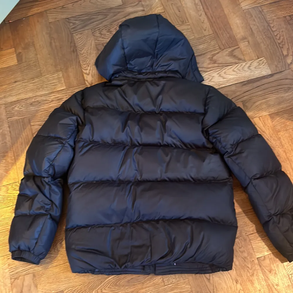 En snygg och varm vinter jacka från Tommy hilfiger. Nypris runt 2000 mitt pris 800kr. Jackor.