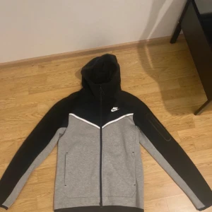 Nike Tech Fleece - Väldigt bra skick inte så mycket använd 