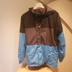 Burton Snowboardjacka - Fin snowboardjacka, sparsamt använd. Storlek 156-164 (12-14år)