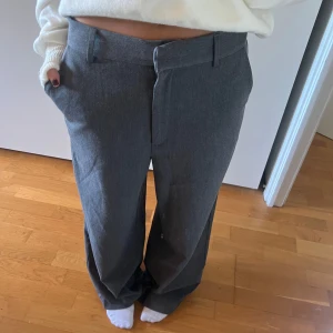 Gråa Kostymbyxor  - Väldigt baggy, modellen är högmidjade! Storlek 38, midjemått ca 78, innerbenslängd ca 74🫧
