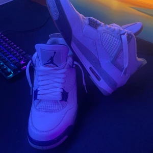 Helt nya Jordan 4 - Helt nya bara använda en gång då jag bara satte på mig dom inga fel på skona säljer dem för jag beställde 2 par och valde dom andra 