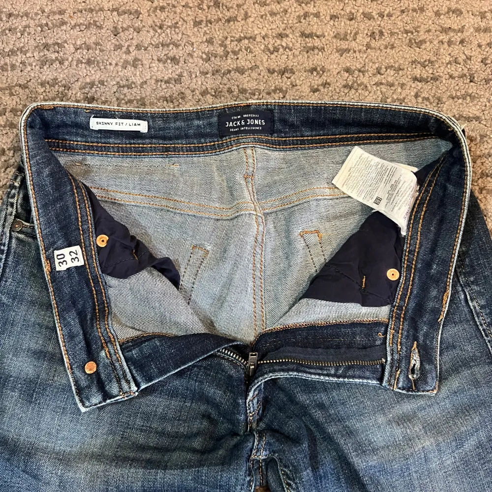 Riktigt snygga Jack and Jones jeans till otroligt pris | skick:9/10 | pris: 199kr | passform: slim fit | har du fler frågor eller funderingar är det bara att skriva 😀👍✅. Jeans & Byxor.