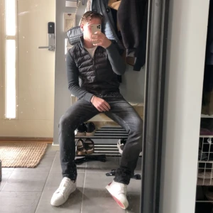 Moncler cardigan - Säljer en moncler cardigan, väldigt fint skick och använd sparsamt, självklart äkta