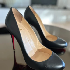 Christian Louboutin Skor - Svarta skinn klackar från Christian Louboutin Paris. Har endast använts 2 gånger pga köpta i fel storlek. 10,5 cm i höjd.