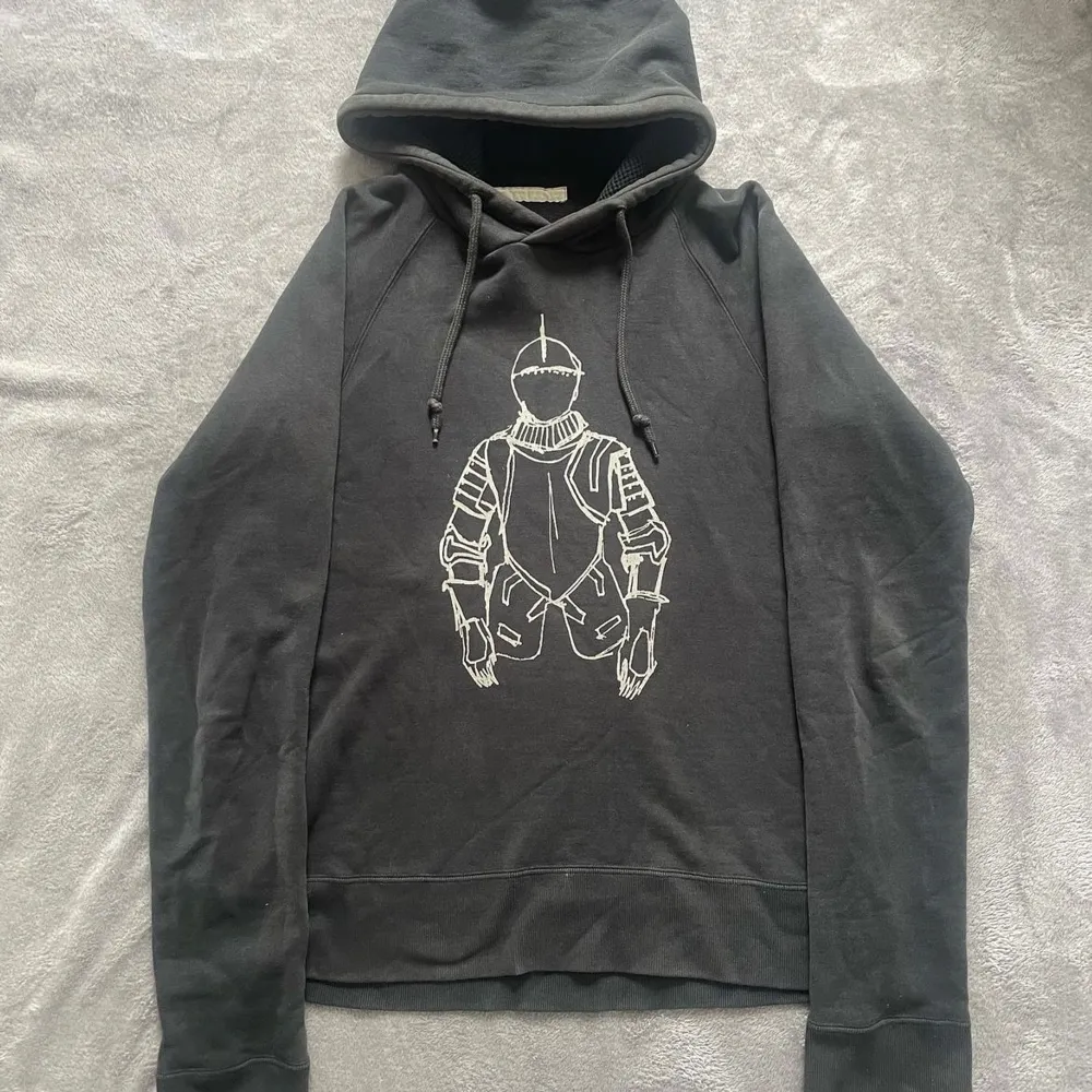 Number (n)ine aw00 ”the redisun” knight hoodie | Storlek 2, sitter större | 9/10 skick | Sjukt rare piece, finns inte många av dessa på marknaden. . Hoodies.