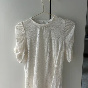 Vit nät t-shirt - Säljer min vita nät t-shirt pågrund av att den inte används. Storlek S och köpt på Kappahl💞
