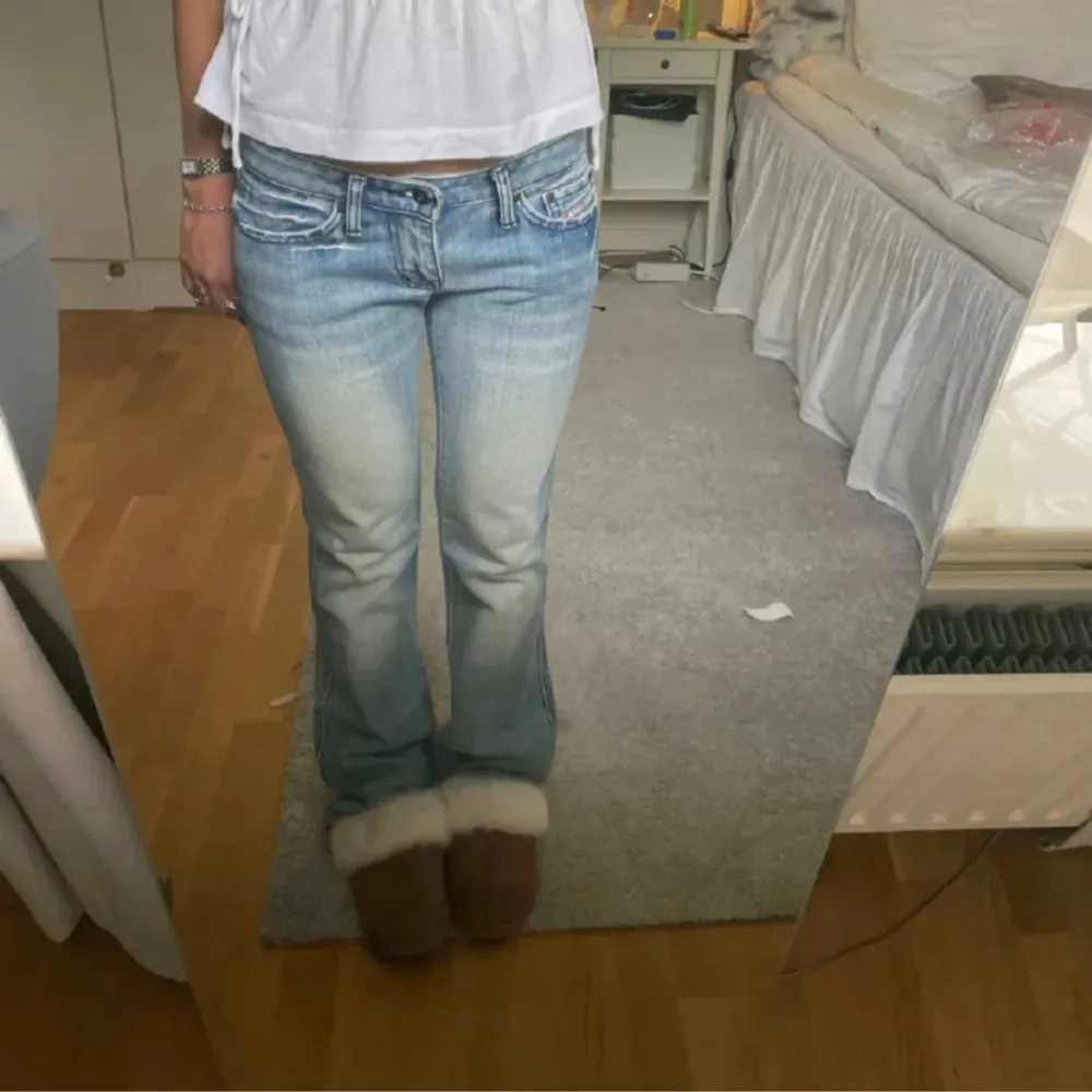 Lånade bilder! Köpt här på plick men säljer vidare eftersom de inte passade🩷 Det är bara att fråga om flera bilder eller om du har några frågor💞. Jeans & Byxor.