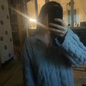 Stickad tröja  - Den är andvänd runt 3 gånger och är jätte mysig och söt. Originalpris: 250 kr Säljs för: 130 kr