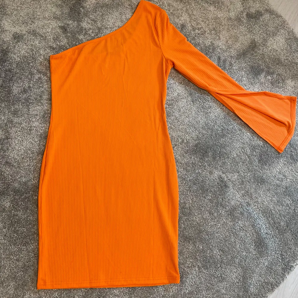 Jättefin orange one shoulder klänning med slits på armen från shein. Storlek S. Använd fåtal gånger. . Klänningar.