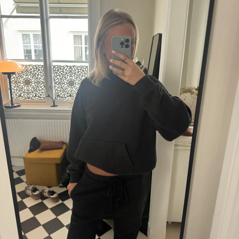 Mjukis byxa i väldigt bra skick, inte använda då dom var för korta. Skulle inte rekommendera för personer över 165 cm. Nypris ca 1300kr. Jeans & Byxor.