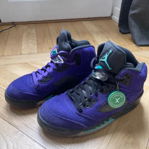 Air Jordan 5 Alternate Grape - Säljer även dessa snyggingar då de ej är min stil, köpta på sell & trade i Los Angeles och är sparsamt använda, inga defekter utom lite smutsiga fram å på undersidan men går att göra rent, orginalkartong medföljer😮‍💨😊