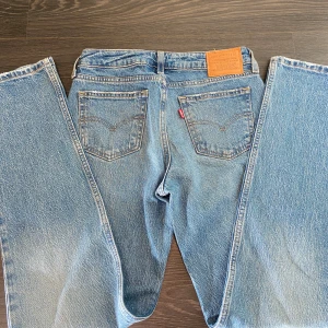 Levis low straight jeans - Säljer dessa Levis jeans i strl 25 då de inte kommer till användning. Endast använda ett fåtal gånger så är i mycket bra skick❤️