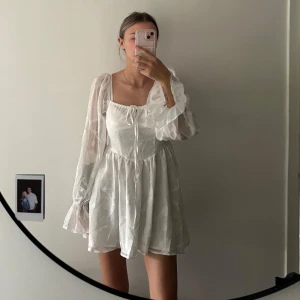 Klänning - Jätte söt klänning! Men den passar tyvärr inte mig vid bysten! Aldrig använd!