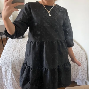 Svart klänning - Söt volangklänning från hm