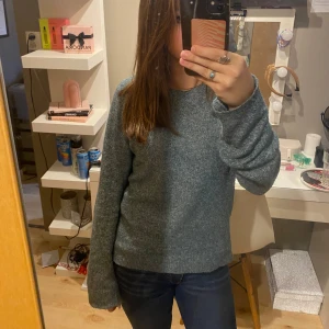 Stickad tröja - Använd under förra året men ej nu denna är som ny 💕