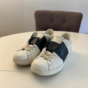 Valentino skor - Säljer nu dessa valentino skorna i färgen vit och mörkblå, storlek 40. Inget og medföljer. Priset går att diskutera! Köpta på plick, tveka inte på att skriva om du har någon fråga!