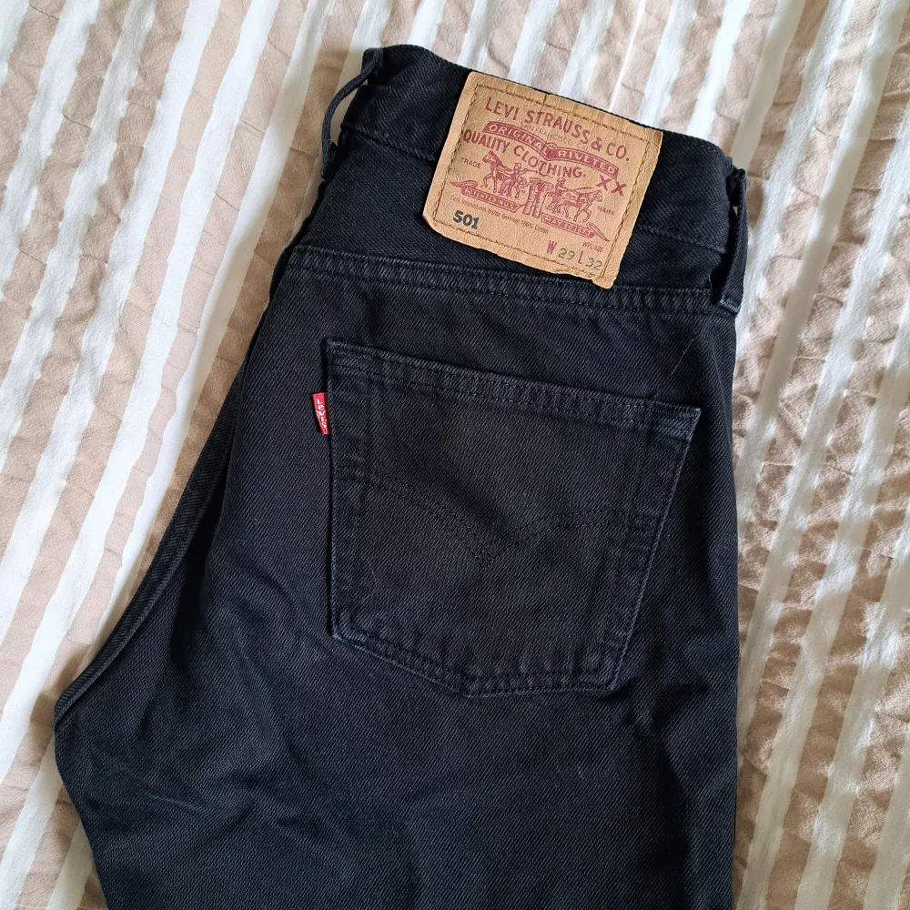 Svarta Levi's 501 i storlek W29, L32. Knäpps med knappar. Väldigt fint skick.. Jeans & Byxor.