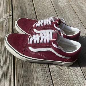 Röda vans - Jättesnygga röda Vans som är sjukt snyggt tillsammans med blå jeans. Denna modell har varit populär senaste året och skorna är i bra skick. (8/10)   Skorna är i storlek 42 men passar den med 41 då de ej e jättestora i storleken🙏🏽