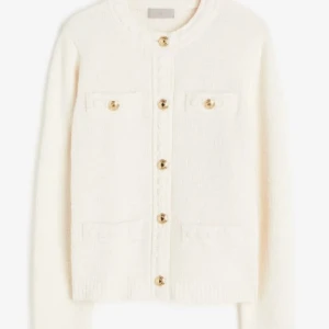 Strukturstickad kofta hm - Oanvänd, supersnygg cremevit kofta från h&m med guldknappar. Storlek L, men passar som lite oversize på mig som har storlek S! Originalpris 549 kr. Skriv för fler bilder/frågor!🥰
