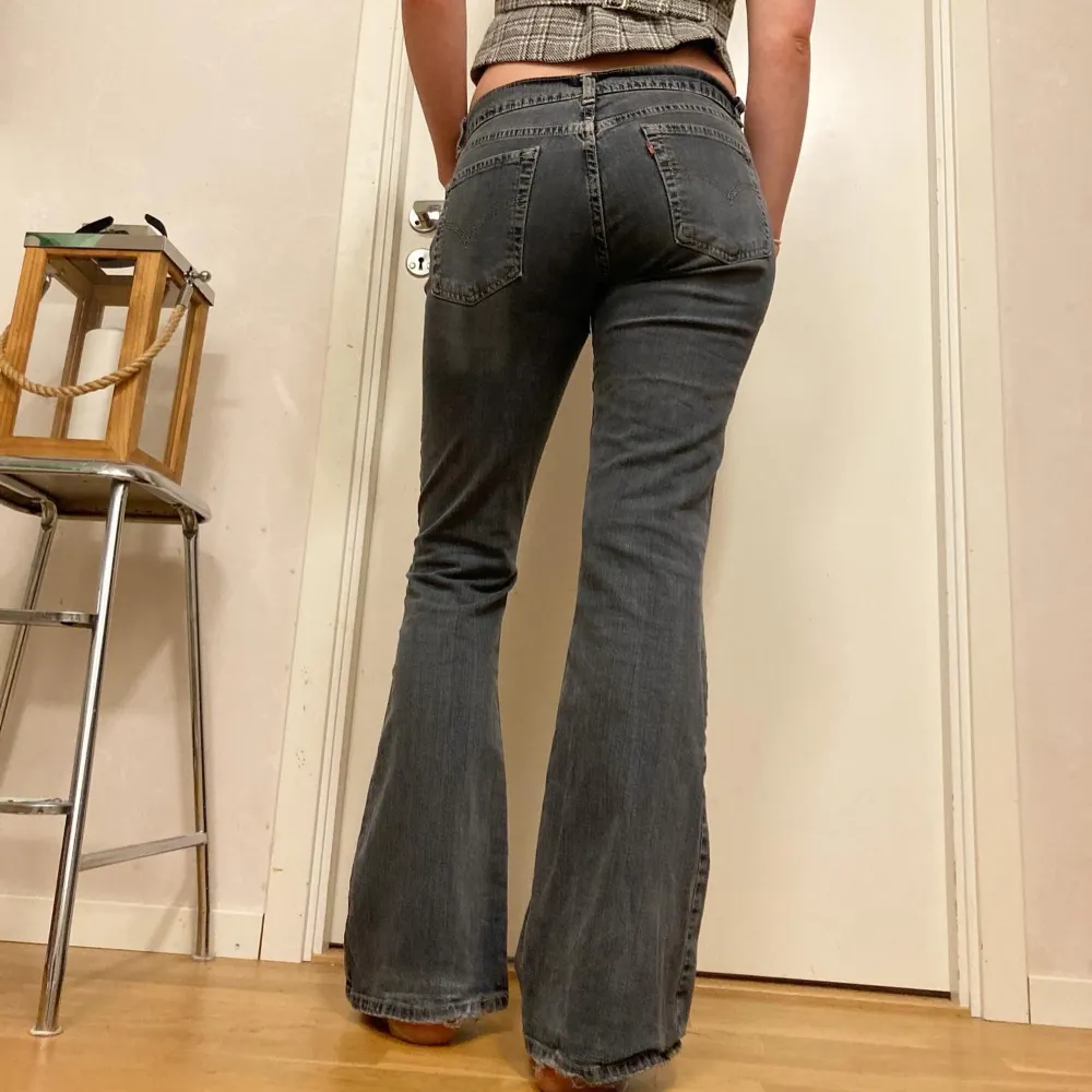 🍒TRENDIGA Y2K LEVIS🍒 Låg midja å bootcut/flare.  Midjemått: 78 cm (lågmidjat) Innerbenslängd: 78cm. Litet hål på ena knät och baken. Andvänt skick. Modellen är 172cm lång för ref.🍒. Jeans & Byxor.