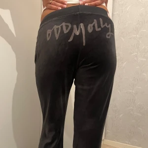 ODD MOLLY MJUKIS - Säljer mina snygga Odd Molly mjukisar i storlek XS. Passar någon som är runt 160 eller kortare då de är uppsydda. Använda mycket och därav priset 🩷